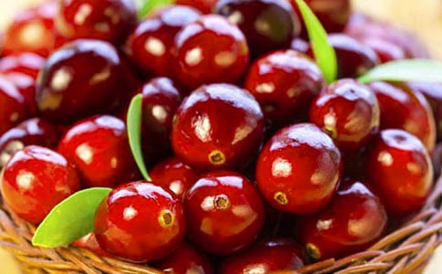 馬大姐蔓越莓花生牛軋?zhí)亲龇?/></p><p> <strong>蔓越莓花生牛軋?zhí)鞘巢慕榻B:</strong></p><p> 黃油80克,棉花糖360克,奶粉220克,花生240克,蔓越莓50克,白芝麻20克</p><p> <strong>蔓越莓花生牛軋?zhí)堑淖龇ú襟E:</strong></p><p> 1、花生去衣后用搟面杖稍加搟碎并放入烤箱100度低溫保溫,蔓越莓也切成碎粒。</p><p> 2、取不粘鍋,加入黃油,小火化開。</p><p> 3、倒入棉花糖。</p><p> 4、繼續(xù)小火加熱,用耐高溫硅膠鏟不停的攪拌,直至棉花糖全部溶化開始拉絲狀。</p><p> 5、倒入奶粉。</p><p> 6、拌勻</p><p> 7、關火后,倒入保溫的花生,以及蔓越莓和芝麻。</p><p> 8、繼續(xù)拌勻。</p><p> 9、倒入不粘烤盤,如果沒有不粘烤盤建議墊油布。用搟面杖隔油紙搟平整。</p><p> 10、稍涼微軟的時候從烤盤中移出來。</p><p> 11、切成自己所喜歡的大小(我個人偏愛厚厚方正的模樣)。</p><p> <strong>小竅門</strong></p><p> 1、棉花糖一定要全部溶化開始有拉絲時倒入奶粉,過早加入奶粉糖會偏軟偏粘,但是棉花糖炒過頭的話,糖就會偏硬。</p><p> 2、切糖時要掌握好溫度,稍涼微軟時容易下刀,也不至于粘到刀或者硬到切不動。</p><div id=
