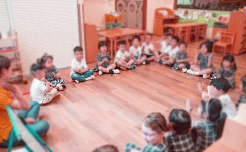 幼兒園大班美術教育教案《神奇的葉子》含反思