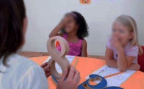 幼兒園小班故事教學:門上的畫